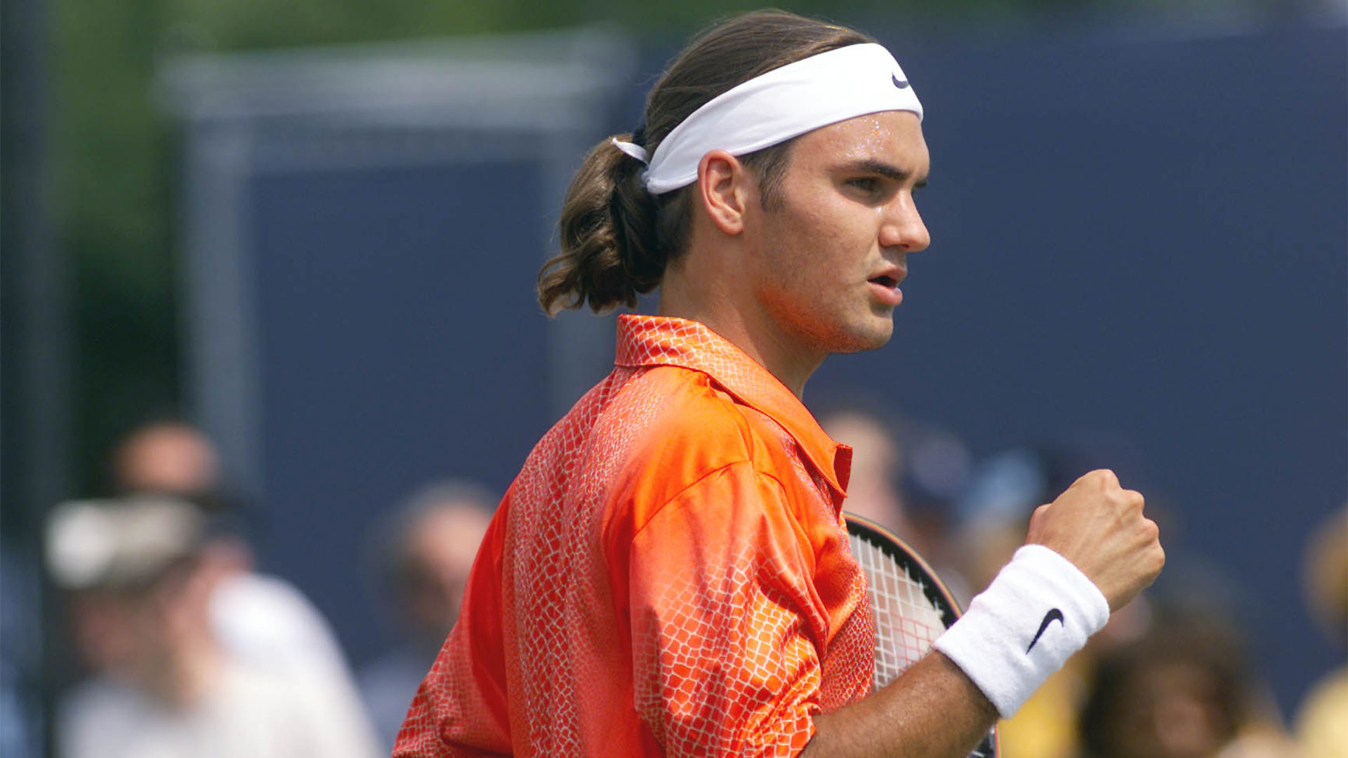 Un joven Roger Federer con cabello largo
