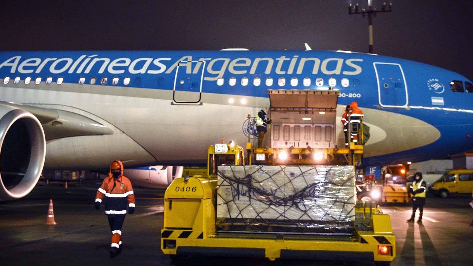 El Airbus de Aerolíneas Argentinas carga el envío de vacunas Sputnik V en el aeropuerto de Moscú  
