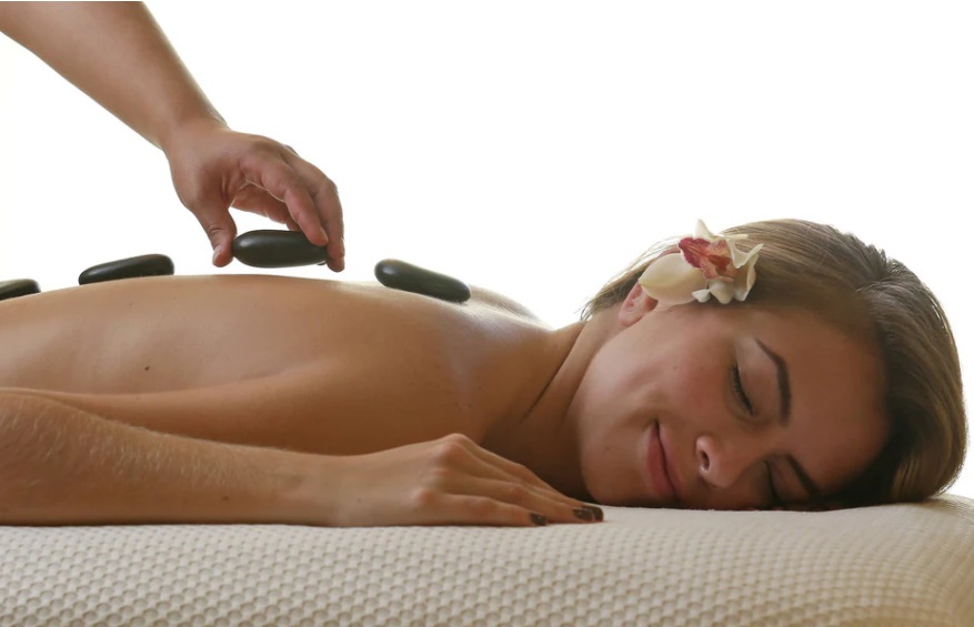 Entre los servicios que ofrece el spa del JW Marriott de Bogotá están los masajes con piedras calientes. Foto: JW Marriott de Bogotá