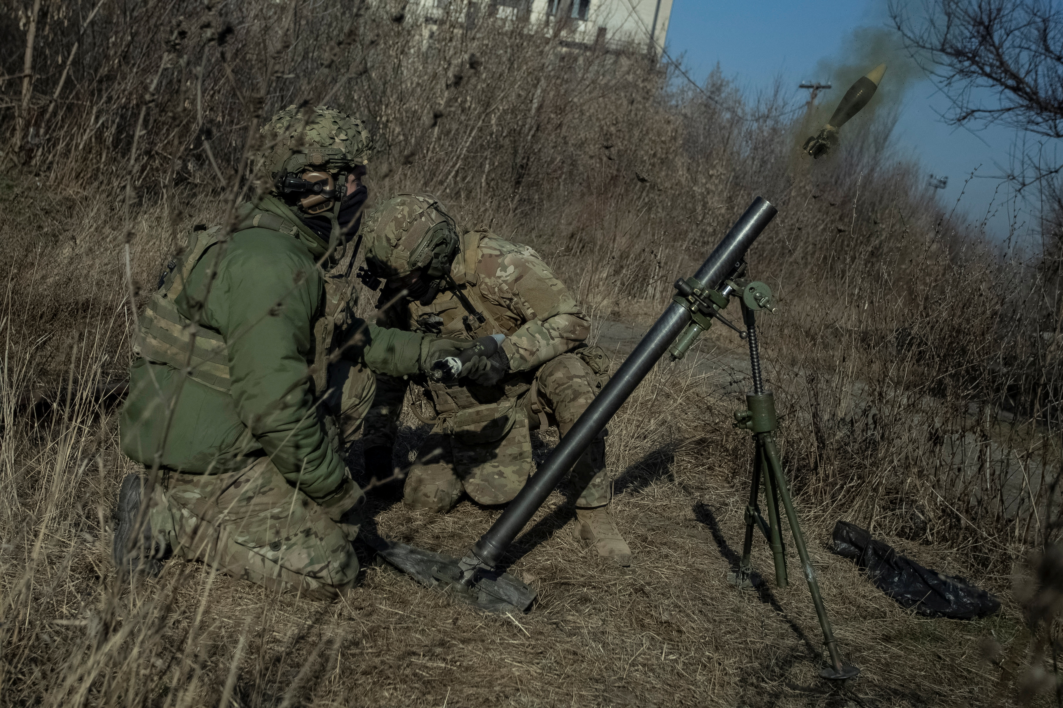 Militares ucranianos disparan un mortero en primera línea, mientras continúa el ataque de Rusia contra Ucrania, en Bakhmut, región de Donetsk, Ucrania