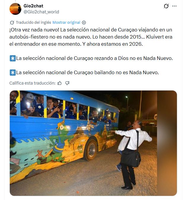 En un micro escolar, sin ventanas y a todo ritmo: la llamativa llegada al partido despedida de una selecci&oacute;n que jugar&aacute; el Mundial