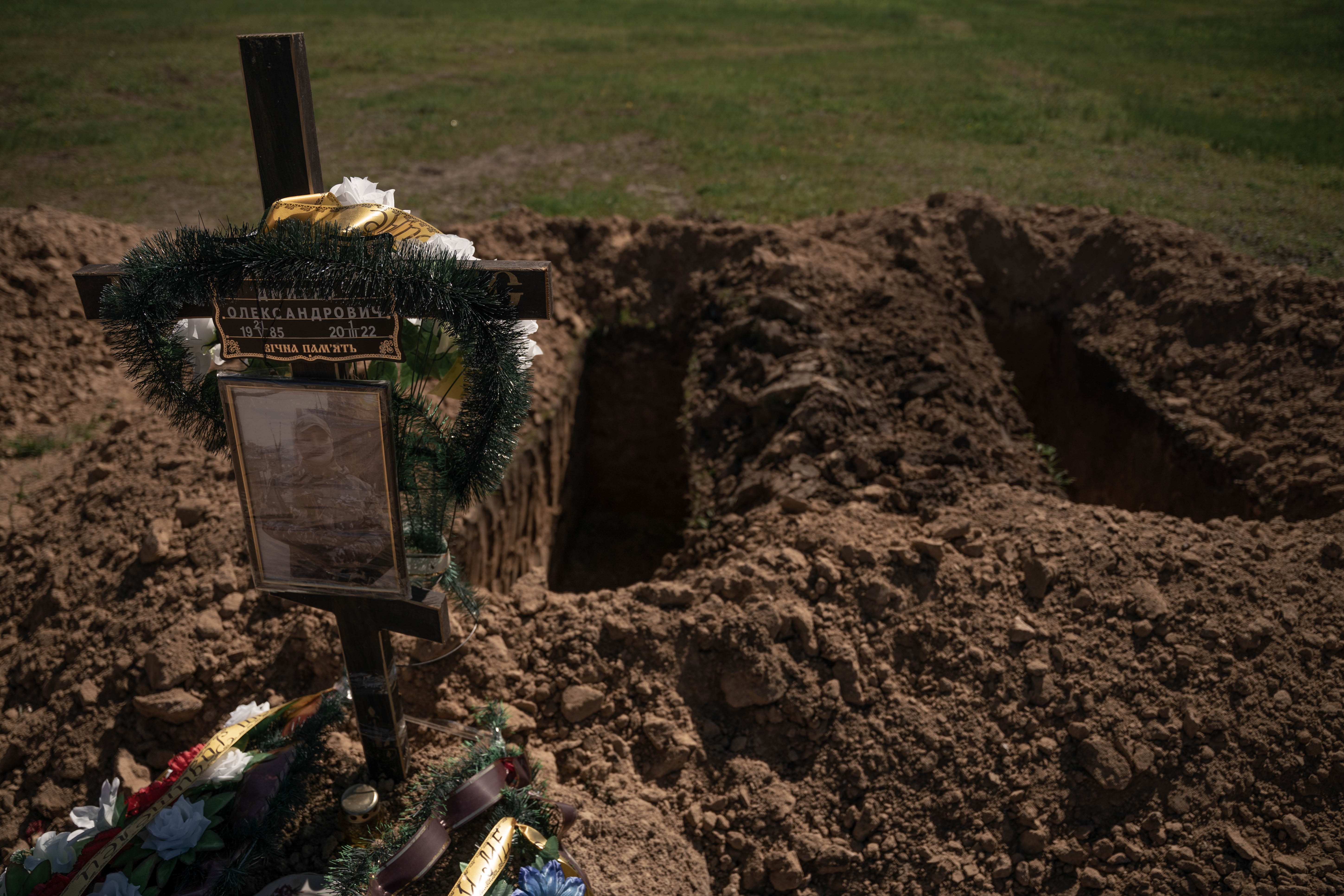 Una tumba vacía, sin nombre, a la espera de un soldado caído en la batalla contra las tropas rusas. (Foto: Franco Fafasuli)