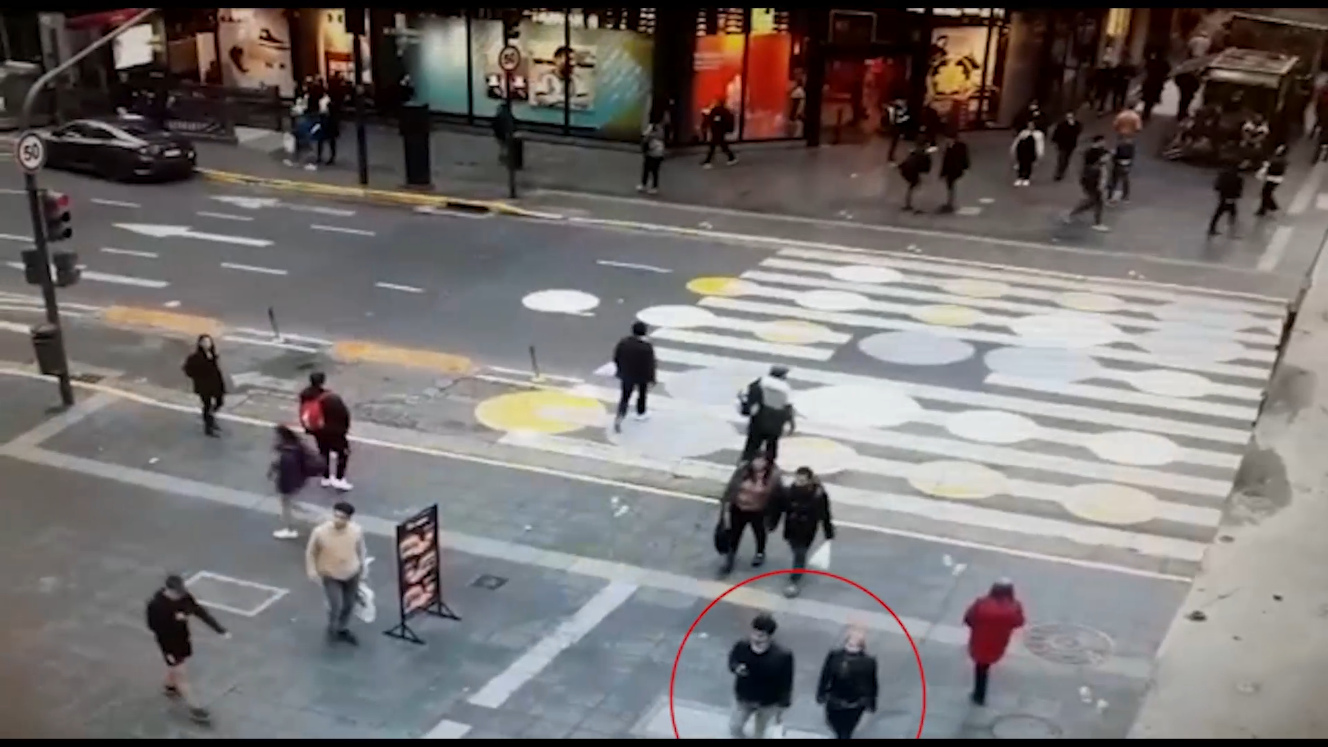 Ambos caminando por el centro porteño