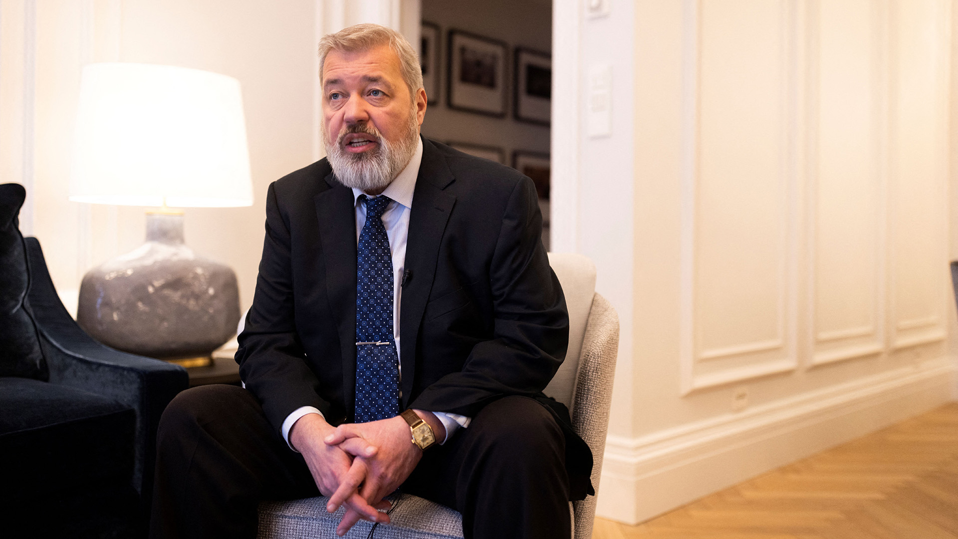 En esta foto de archivo tomada el 10 de diciembre de 2021, el premio Nobel de la Paz ruso Dmitry Muratov habla durante una entrevista con AFP, antes de la ceremonia de premiación en Oslo. (Foto de Odd ANDERSEN / AFP)