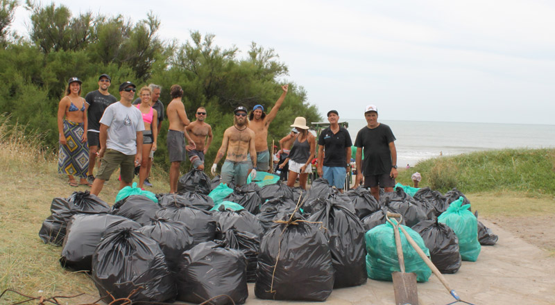 La foto final tras una jornada de limpieza en la costa marplatense. (Imagen: gentileza Surfrider Argentina)