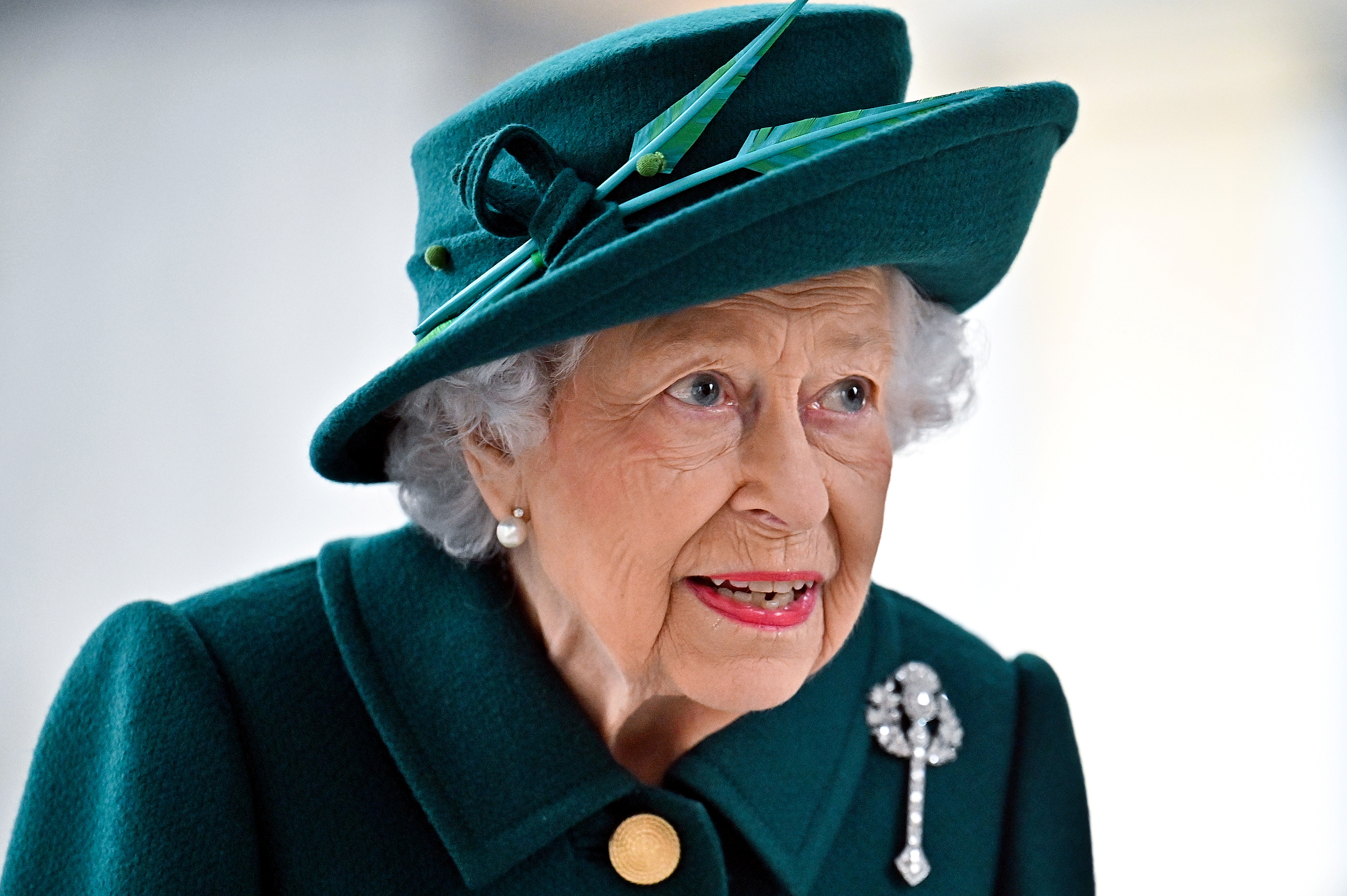 La reina Isabel de Gran Bretaña llega a una ceremonia para marcar el inicio oficial de la sexta sesión del Parlamento escocés en Edimburgo, Escocia, Gran Bretaña, 2 de octubre de 2021 (REUTERS)