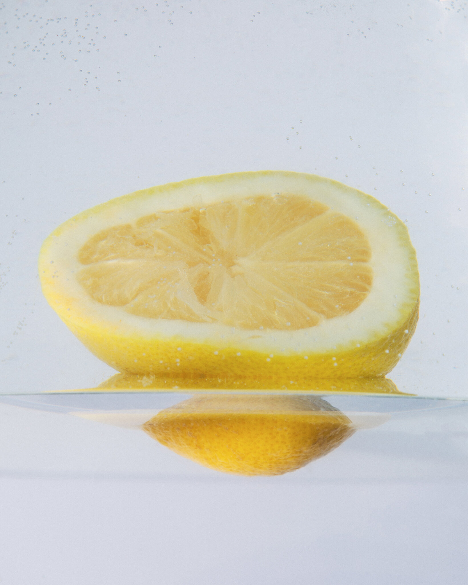 ¿Tomar agua caliente con limón tiene beneficios para la salud?