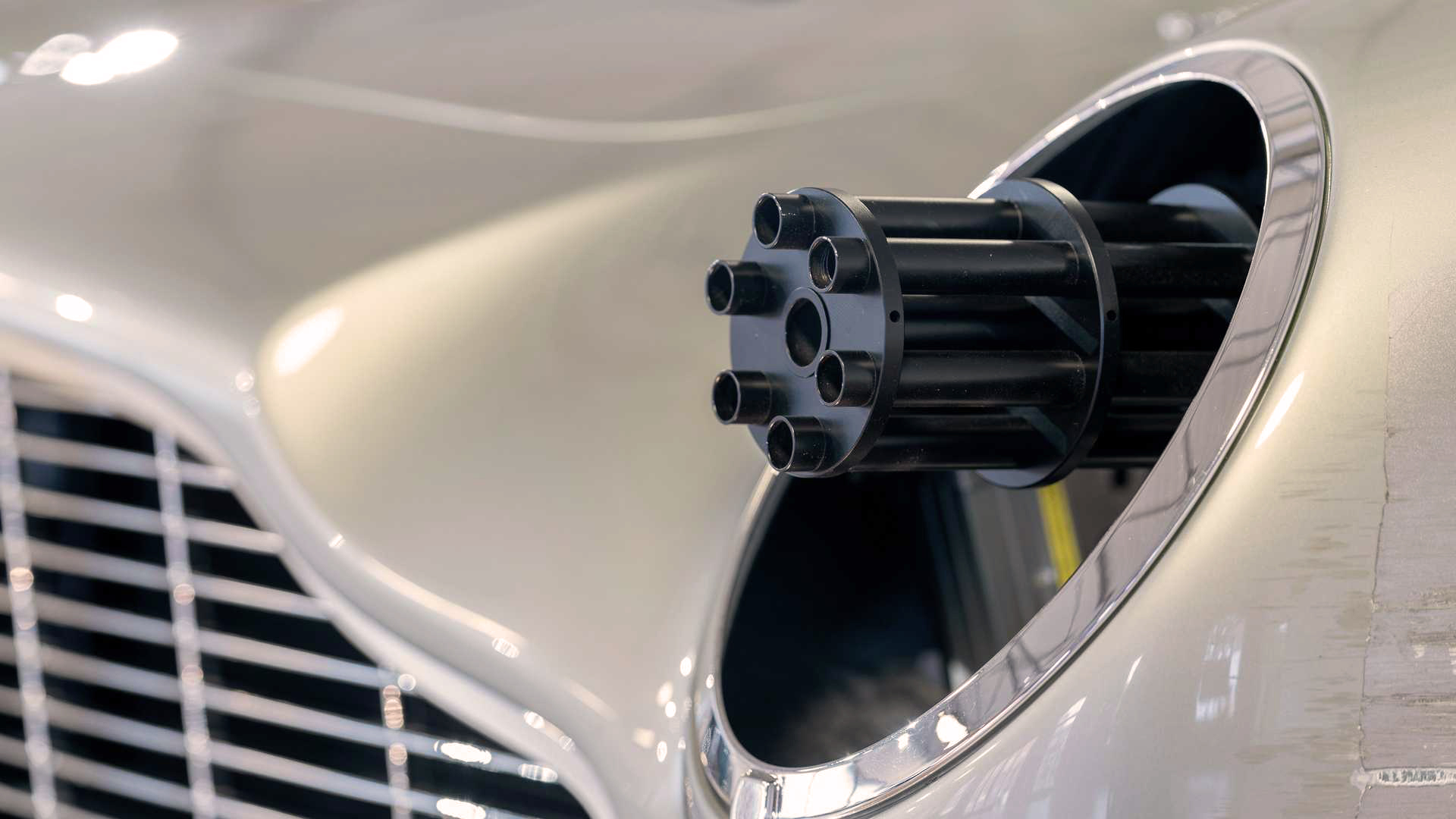 La famosa ametralladora retráctil, por acción de una palanca sale desde atrás de los faros delanteros