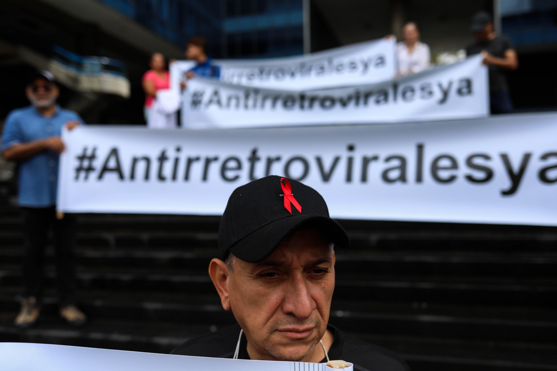 Activistas LGBT+ protestando contra la escasez de antirretrovirales en Venezuela (EFE/Cristian Hernández)