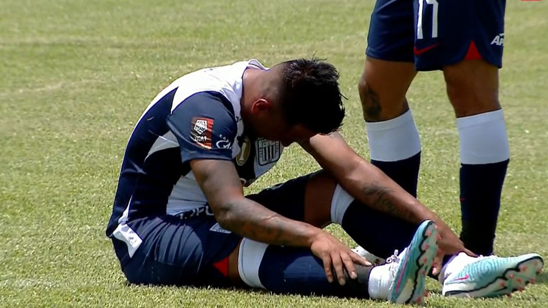 Christian Cueva salió lesionado en Alianza Lima: el jugador quiso continuar, pero el dolor se lo negó y no pudo más