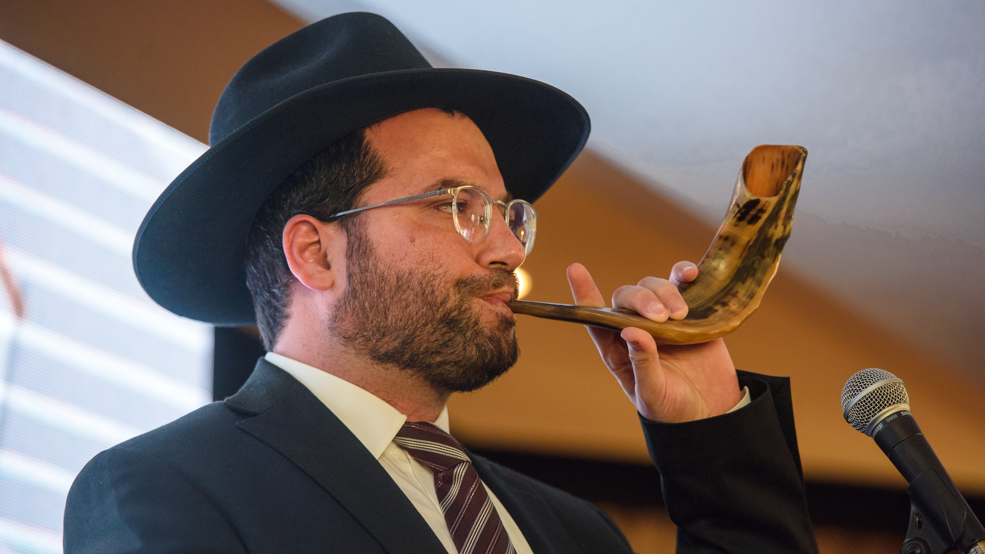El rabino Eliahu Hamra hace sonar el shofar, un instrumento tradicional judío (Adrian Escandar)