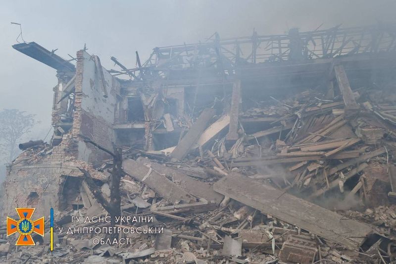 Un edificio dañado por un ataque aéreo en Dnipro, Ucrania, este 11 de marzo de 2022 (REUTERS)
