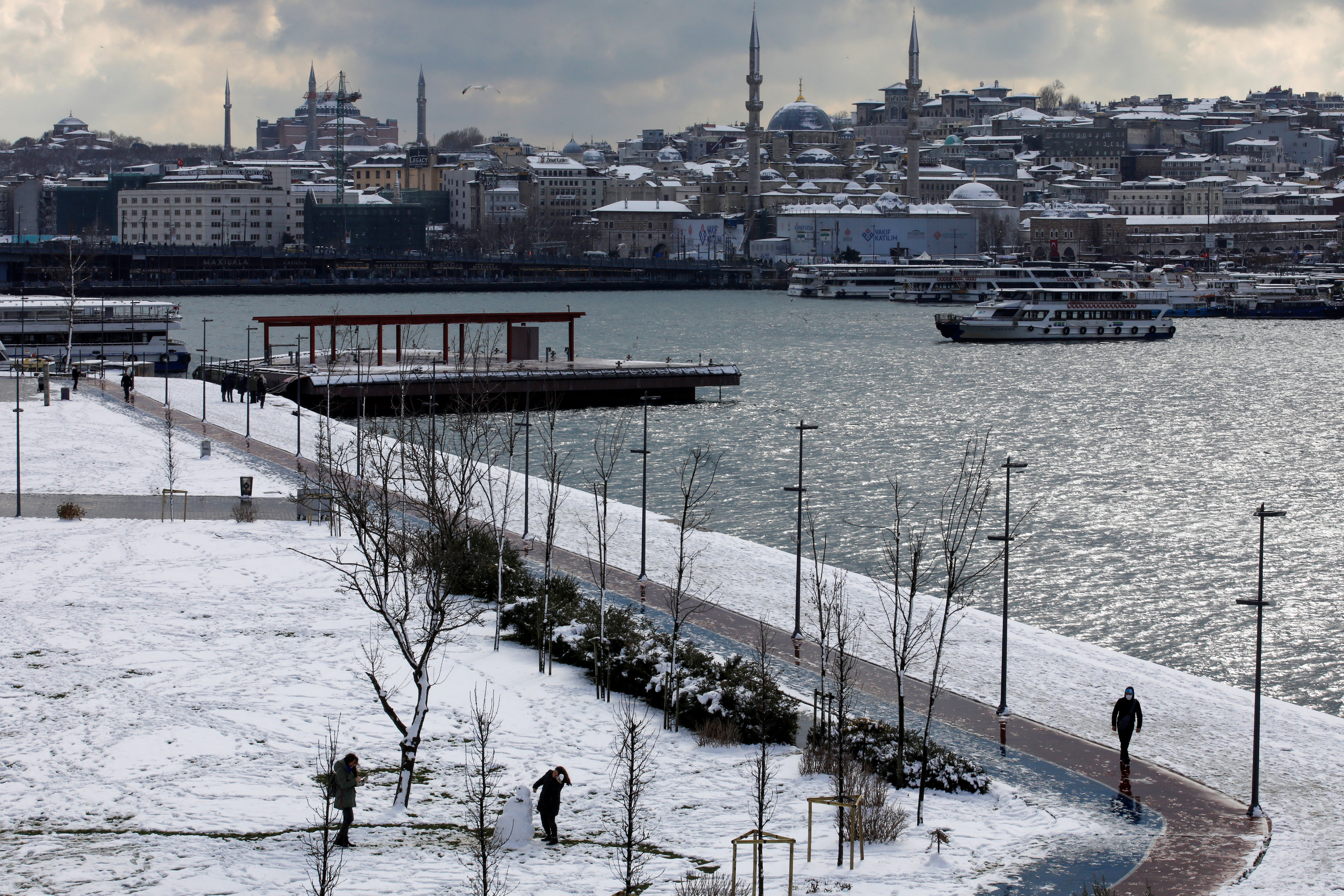 La gente en una plaza cubierta de nieve en Estambul (Reuters)
