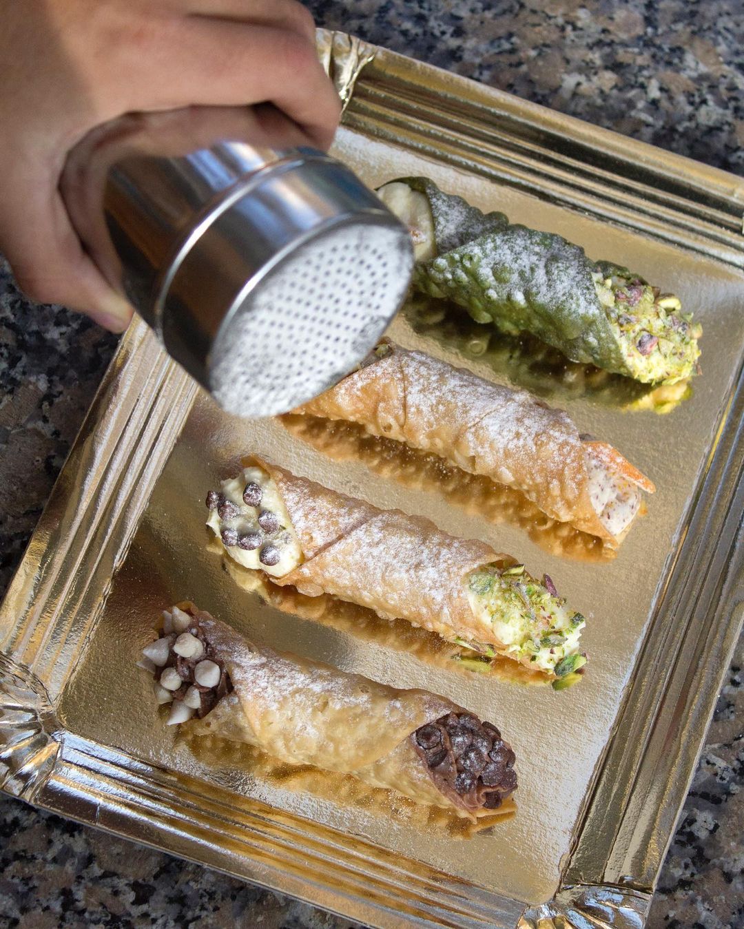 Los cannoli son furor y los clientes se los llevan antes de que Ipolitina vuelva a empezar con la producción (Foto: Instagram:@ipolitinapizza)