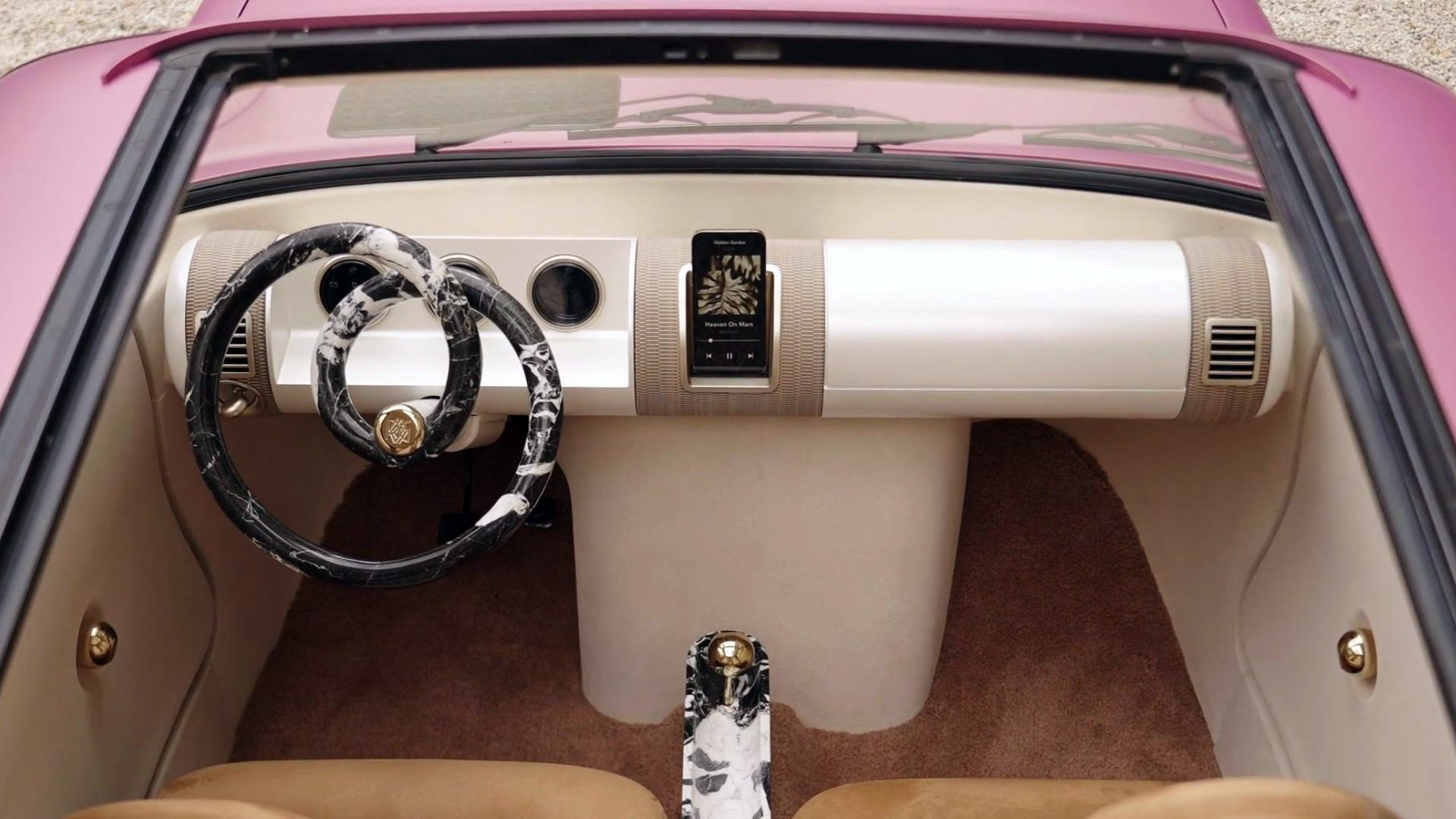 El interior es novedoso en todo aspecto, no tiene pantalla sino espacio para un teléfono móvil, pero el volante resalta por ser similar a un espiral de dos vueltas construido en mármol sobre carbón