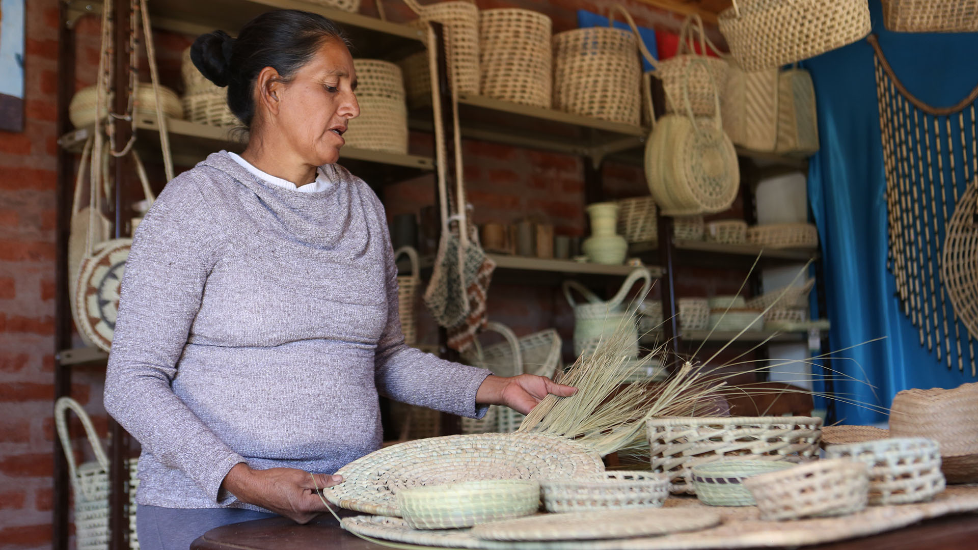 La Asociación N’Texanaxaqui está formada por 34 mujeres de etnia qom y wichí que ofrecen artesanías hechas con hojas de palma (Créditos: Gastón Taylor)