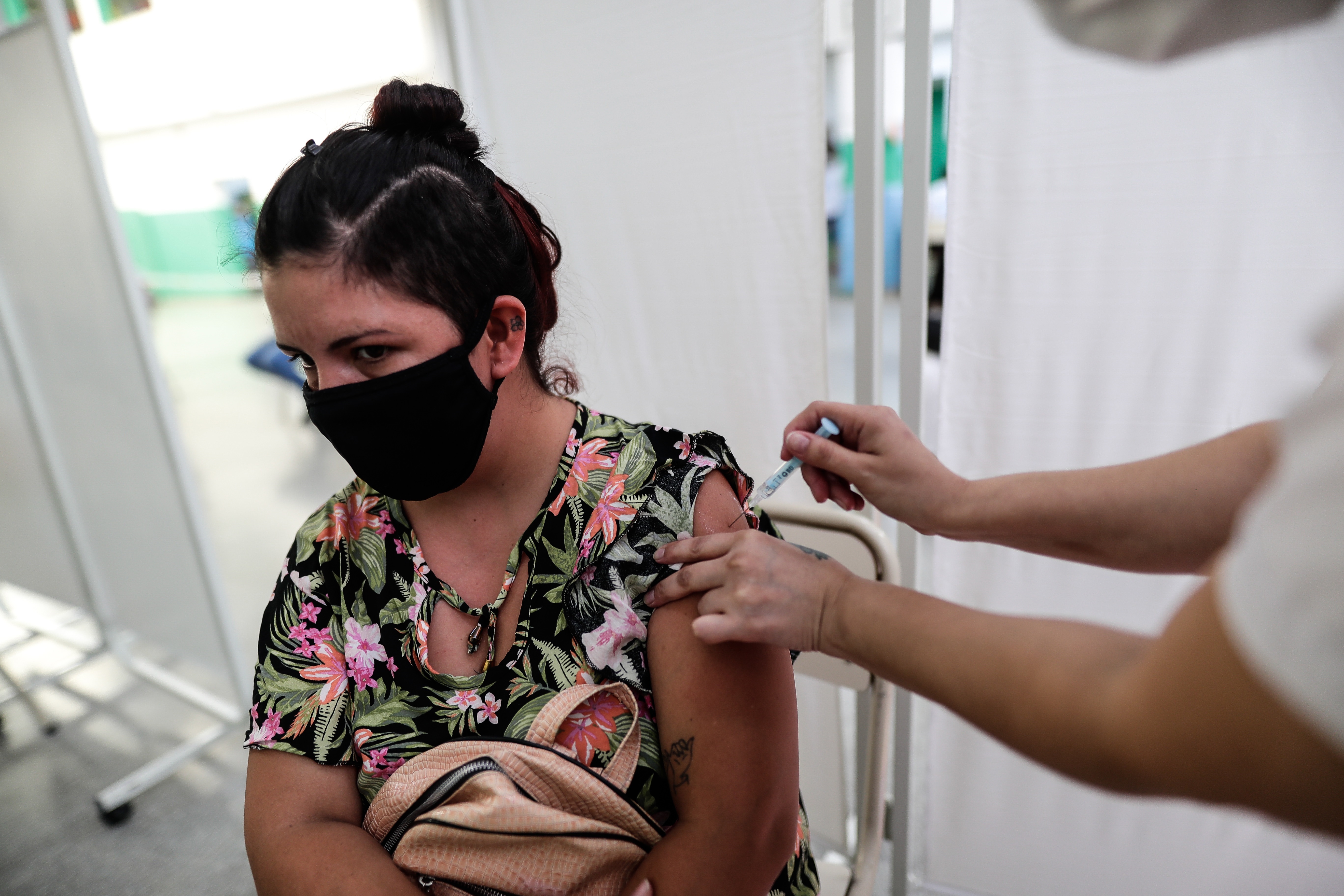 No está del todo claro por qué las vacunas contra la gripe -que se componen de virus de la gripe muertos- protegerían también contra el COVID-19
EFE/Juan Ignacio Roncoroni
