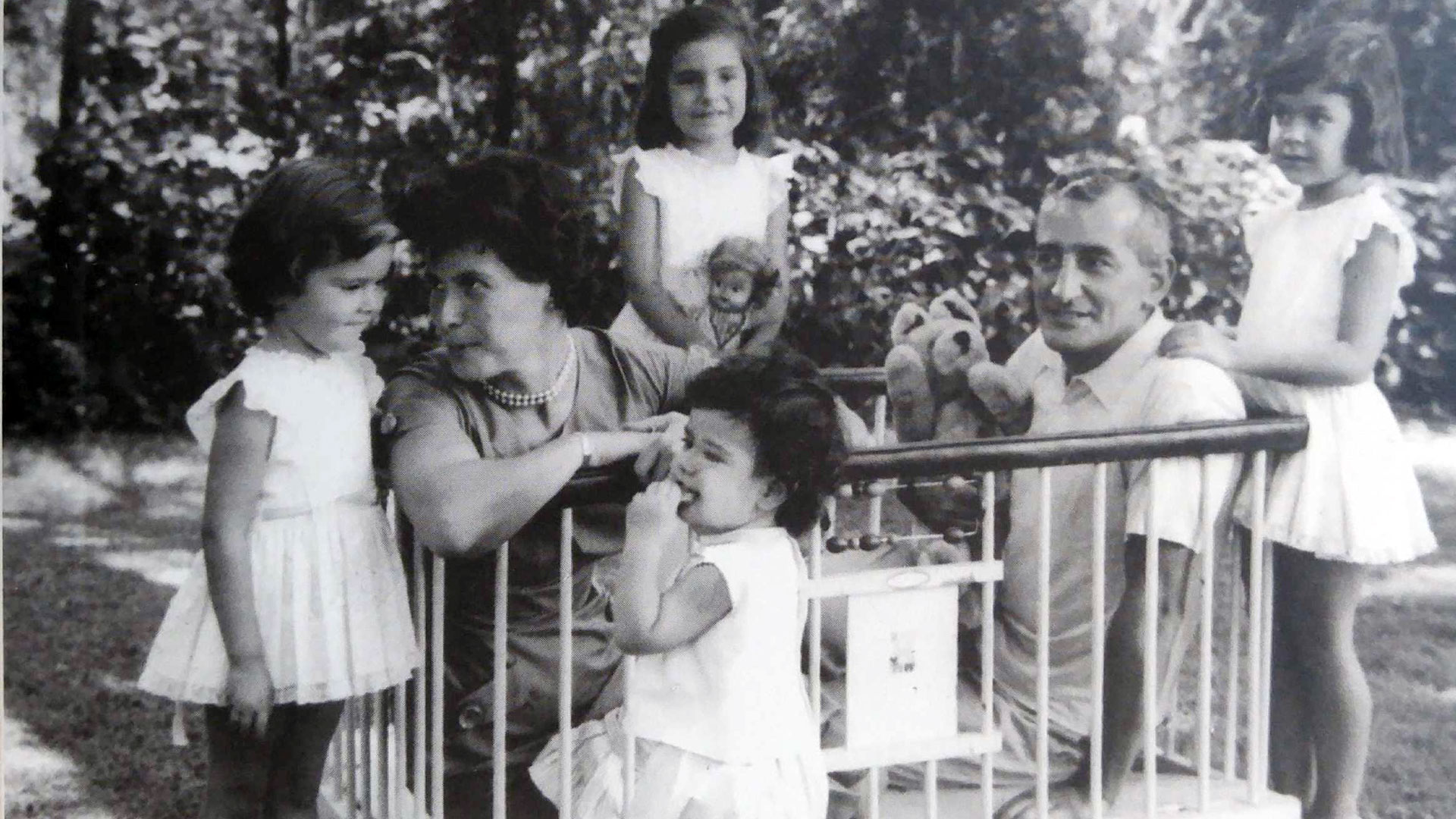 Héctor Germán Oesterheld, su esposa Elsa Sánchez y sus cuatro hijas: Estela, Beatriz, Diana y Marina. El padre y las cuatro hijas fueron masacrados por la dictadura (foto libro Los Oesterheld)