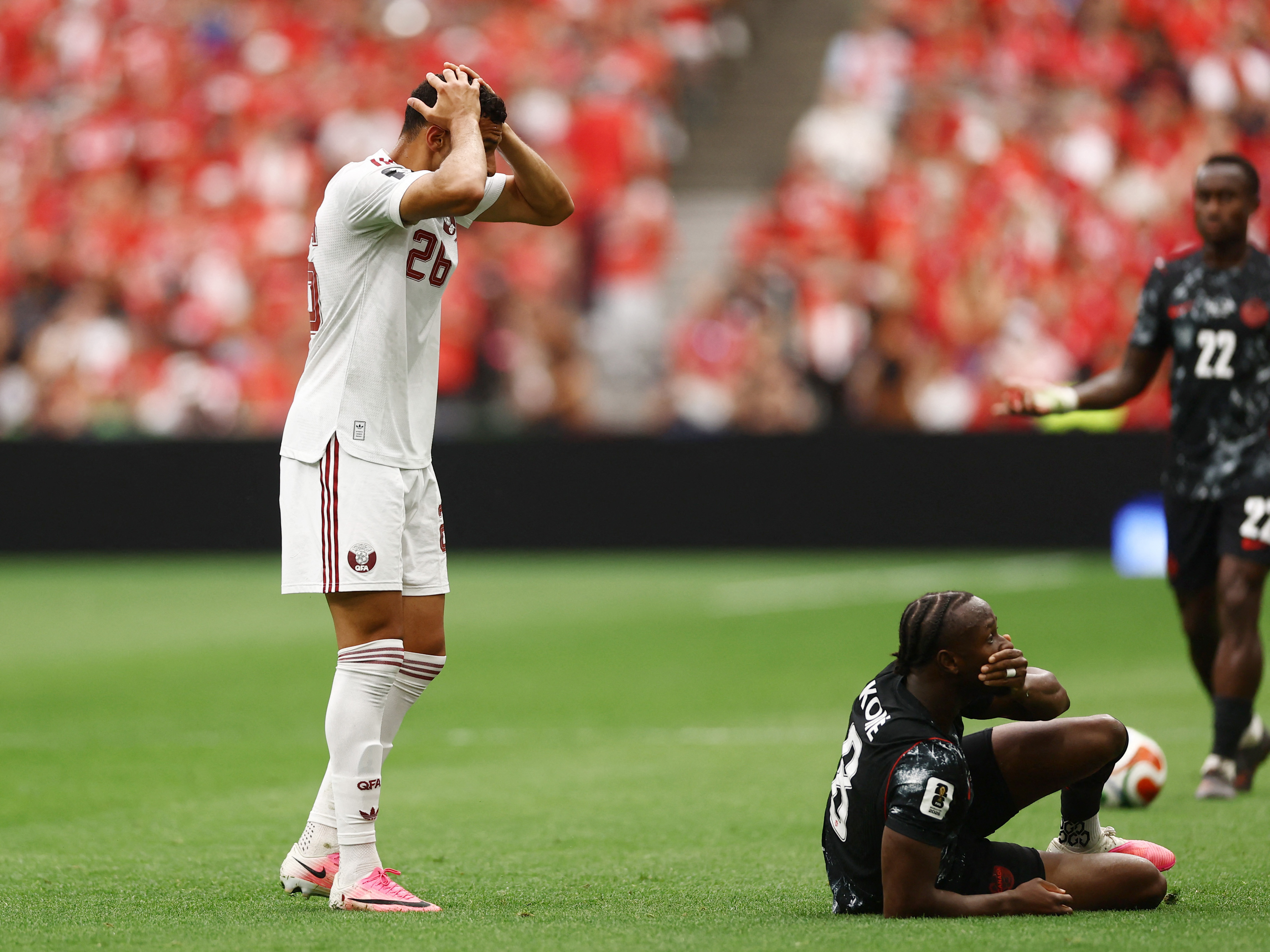 La espeluznante lesi&oacute;n que sufri&oacute; una figura de Canad&aacute; en el triunfo ante Qatar: la desesperada reacci&oacute;n de los jugadores