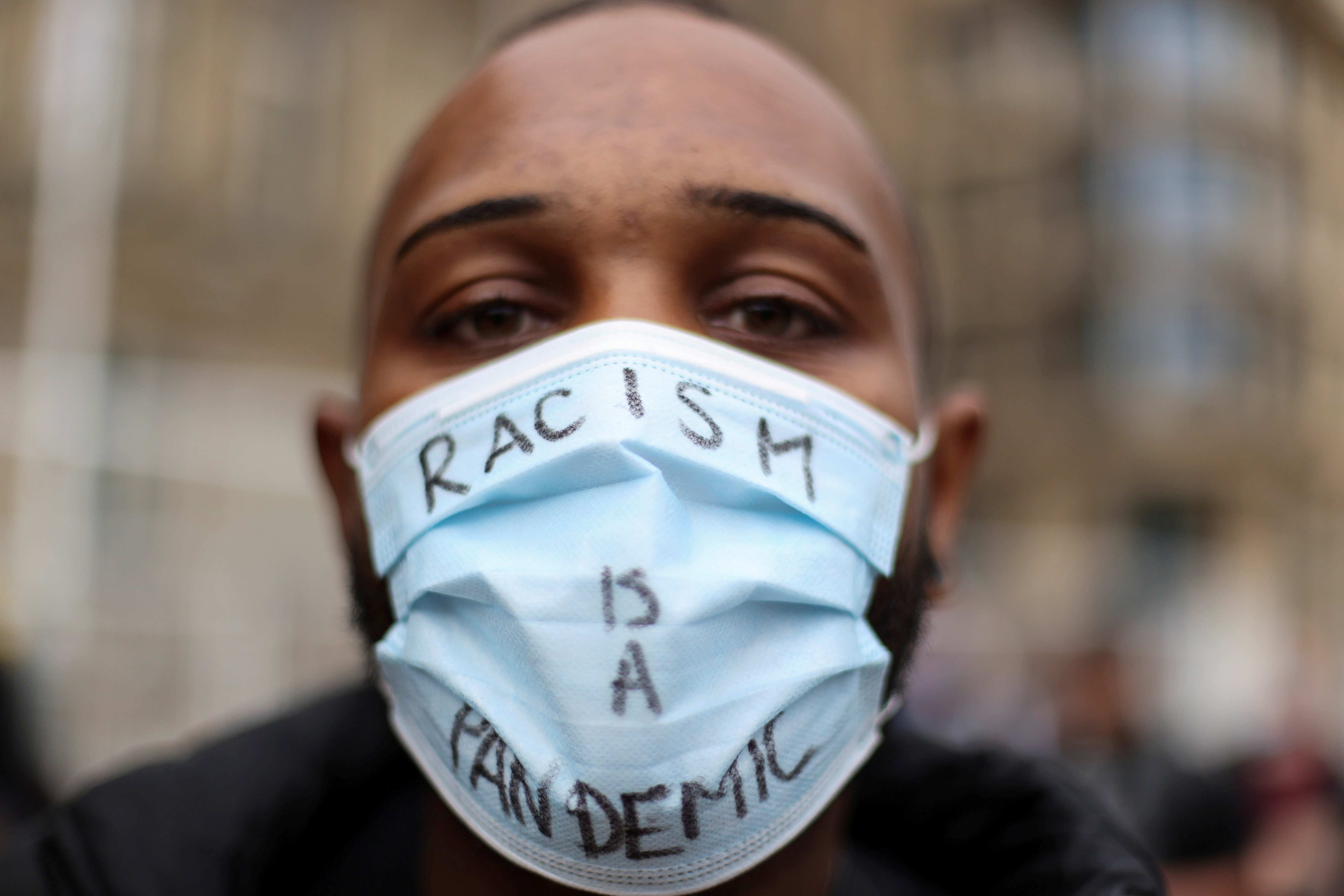 Una persona con máscara facial participa del