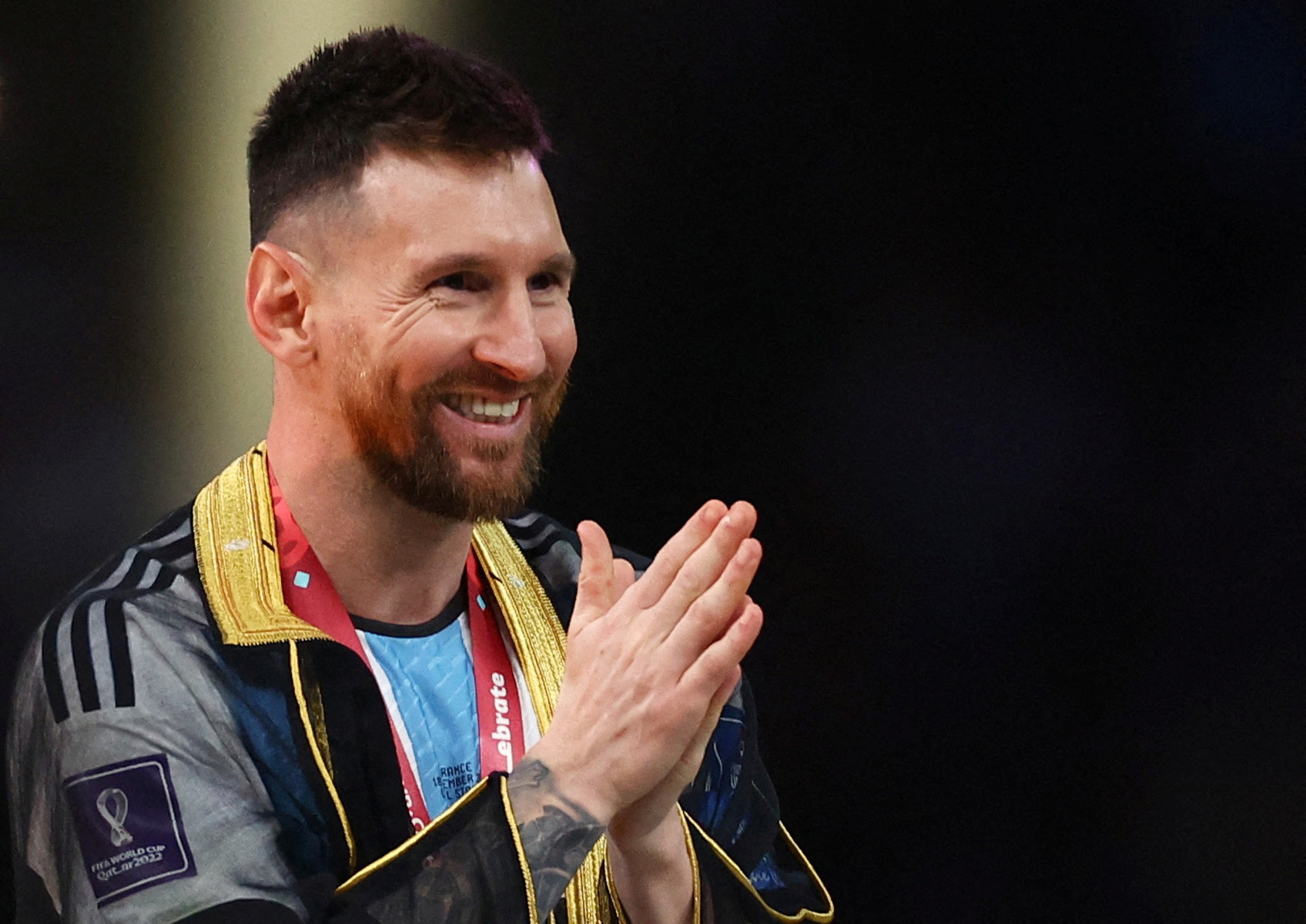 Con la túnica puesta y restregándose las manos, así esperó Messi poder levantar la copa del mundo / REUTERS/Kai Pfaffenbach     TPX IMAGES OF THE DAY