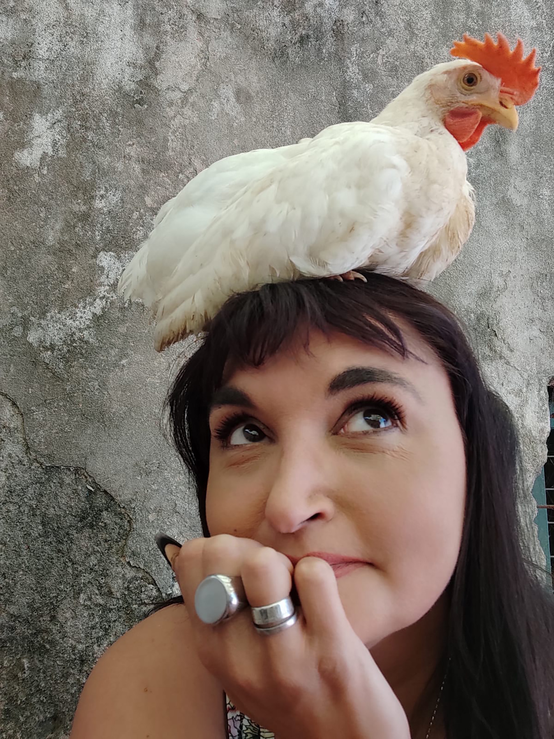 Roxana Barrionuevo es una de las activistas que rescató unas dos mil gallinas de una planta avícola que las había abandonado sin agua ni comida y les dio una nueva vida