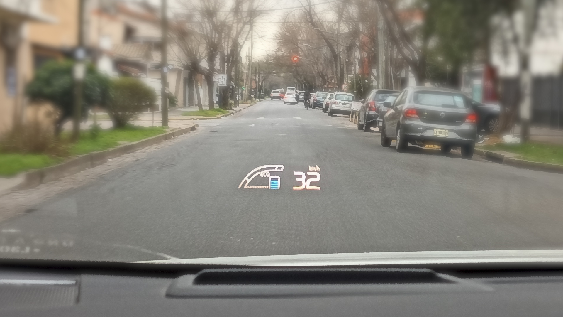 Velocidad y carga de la batería, la información básica que necesita un conductor en un auto híbrido como el Toyota Prius