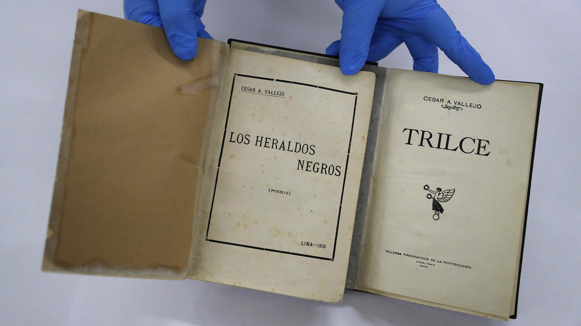 "Los heraldos negros", de 1918, y "Trilce", el poemario que consagró a Vallejo, en sus primeras ediciones. (EFE)