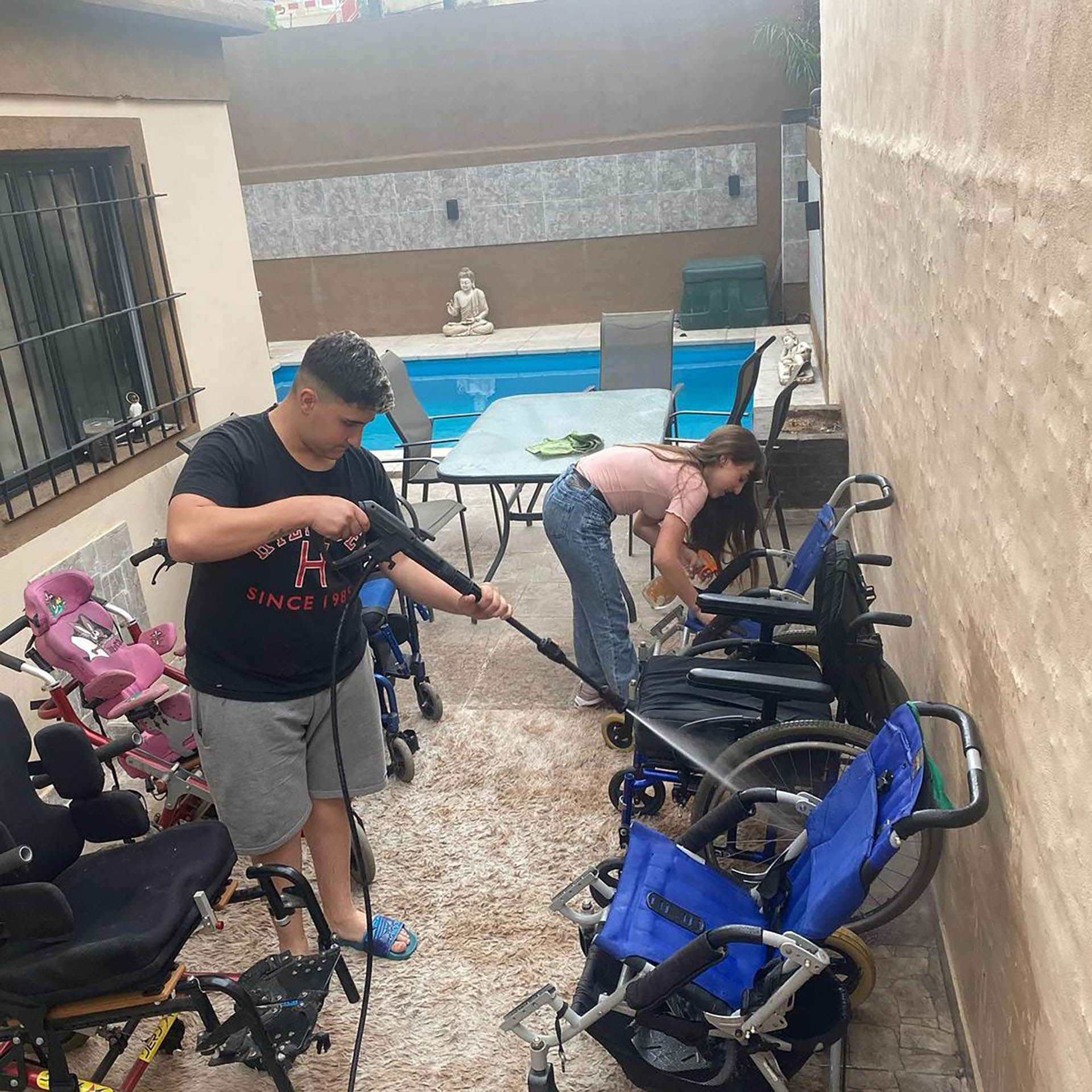 Los hijos de Omar limpian las sillas de ruedas para que lleguen impecables a los chicos que las necesitan