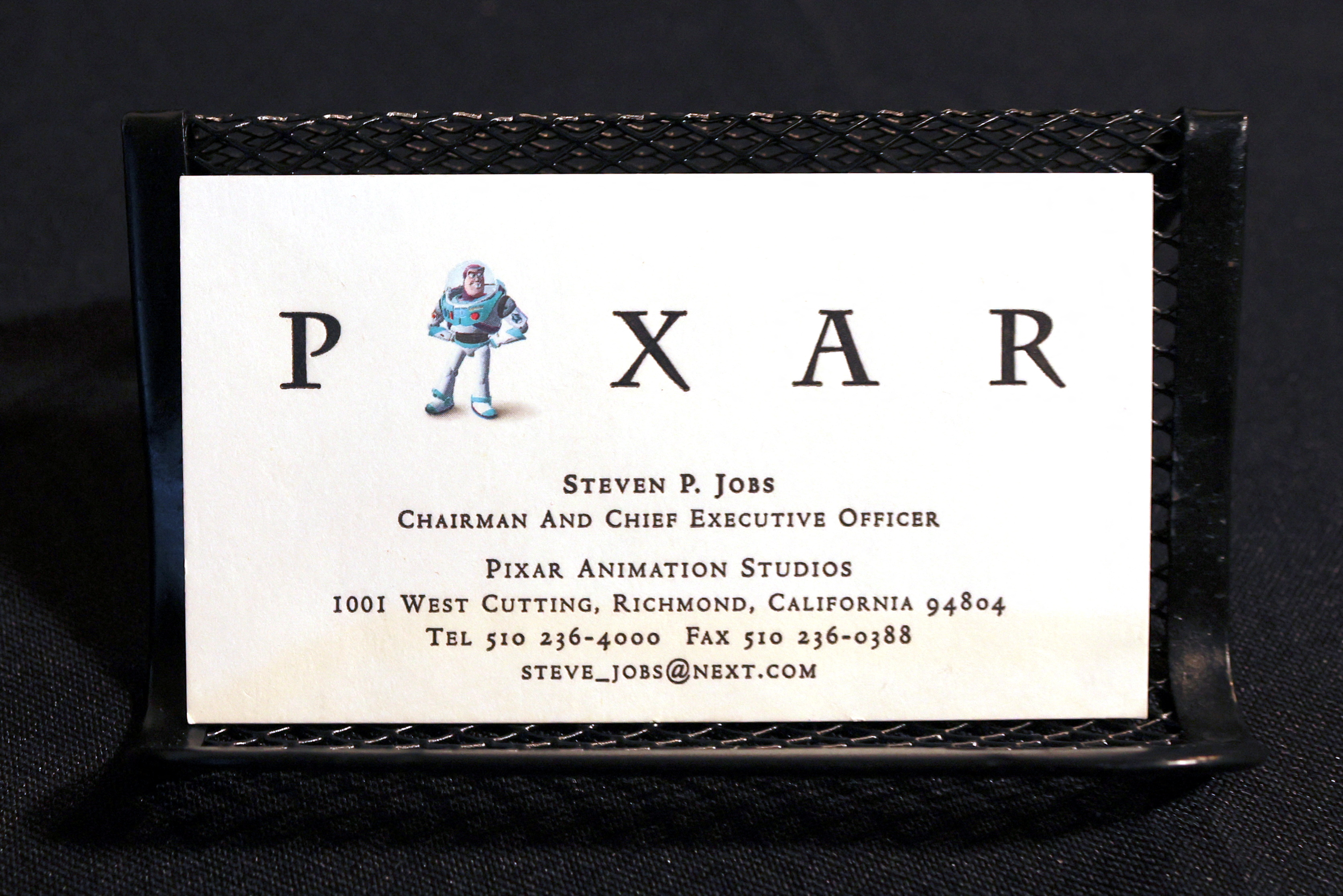 Tarjeta de presentación de Steve Jobs con el logo de Pixar, compañía que fue adquirida por Disney años después de su creación. REUTERS/Mike Segar