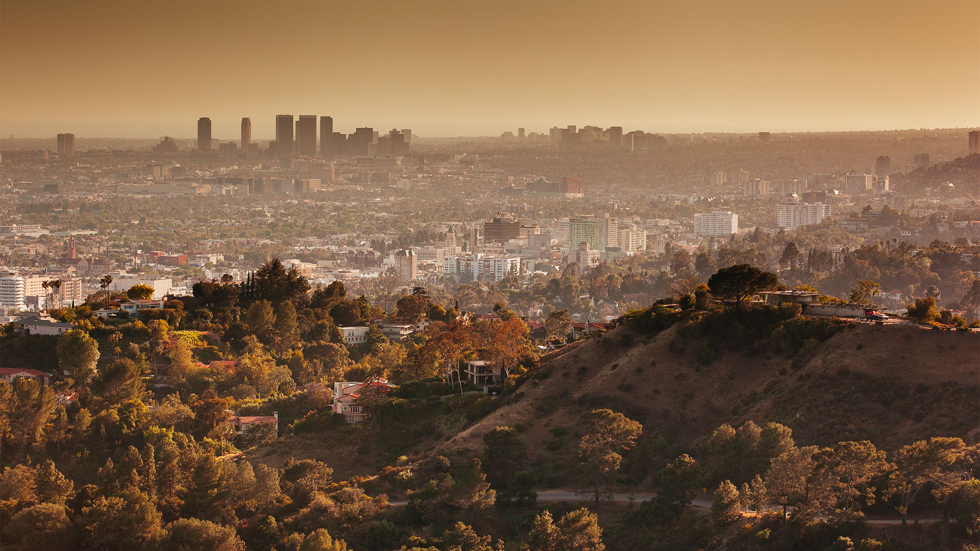 Vista del centro de la ciudad de Los Ángeles desde el Observatorio Griffith durante la puesta de sol (Getty)
