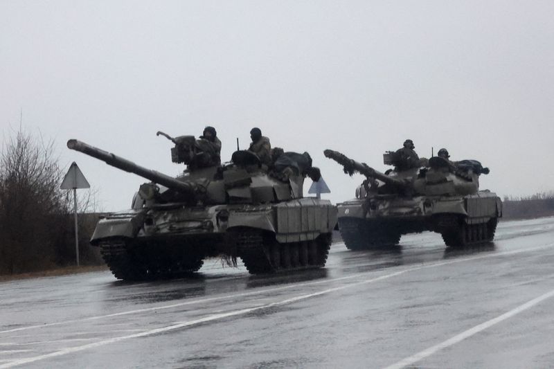 Tanques rusos se adentran en la ciudad, después de que el presidente Vladimir Putin autorizara una operación militar en el este de Ucrania, en Mariupol (REUTERS/Carlos Barria)