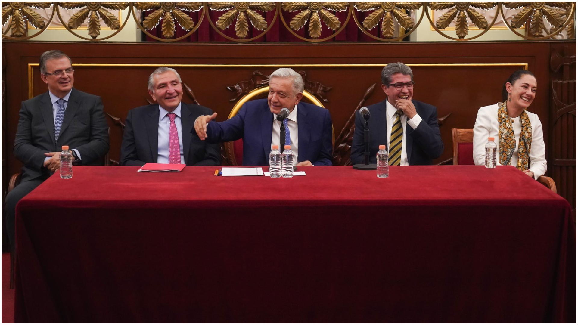 López Obrador (centro) junto a las "corcholatas" en Palacio Nacional. A su izquierda aparecen Marcelo Ebrard y Adán Augusto; a la derecha, Ricardo Monreal y Claudia Sheinbaum. Foto: Twitter, @lopezobrador_)