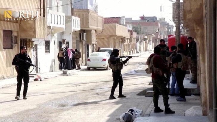 Efectivos de las Fuerzas Democráticas Sirias realizan una búsqueda de militantes de Estado Islámico que escaparon de una cárcel en la localidad de Hasaka, en el norte de Siria. Enero 23, 2022, imagen tomada de un video. North Press Agency Digital/Handout via REUTERS