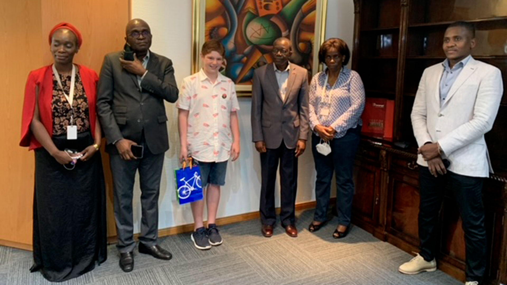 Timoteo, de visita en la embajada de Angola