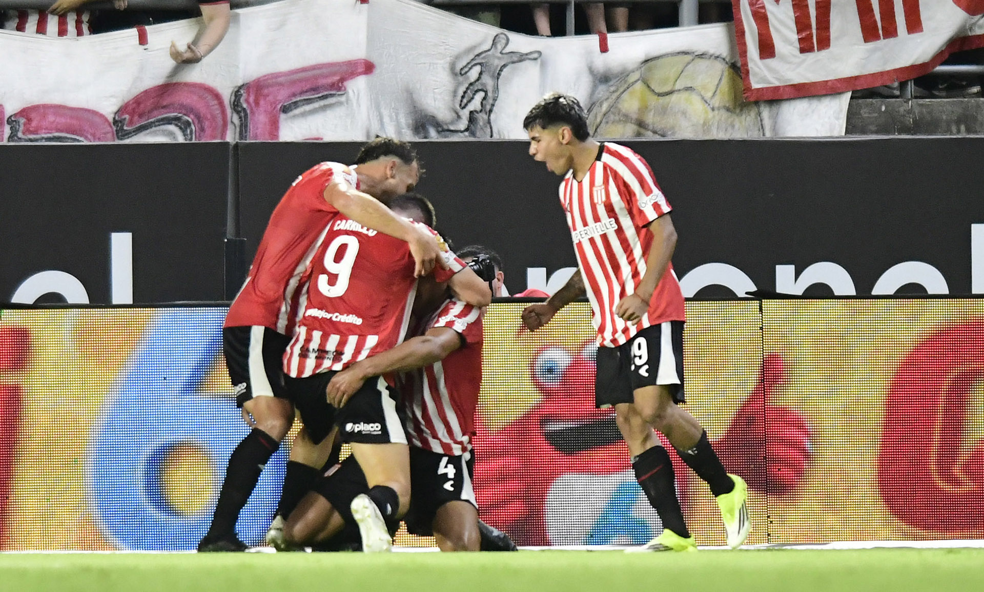 Atraparon a una mujer embarazada que vendía drogas en su casa de Morón delante de sus tres hijos menores