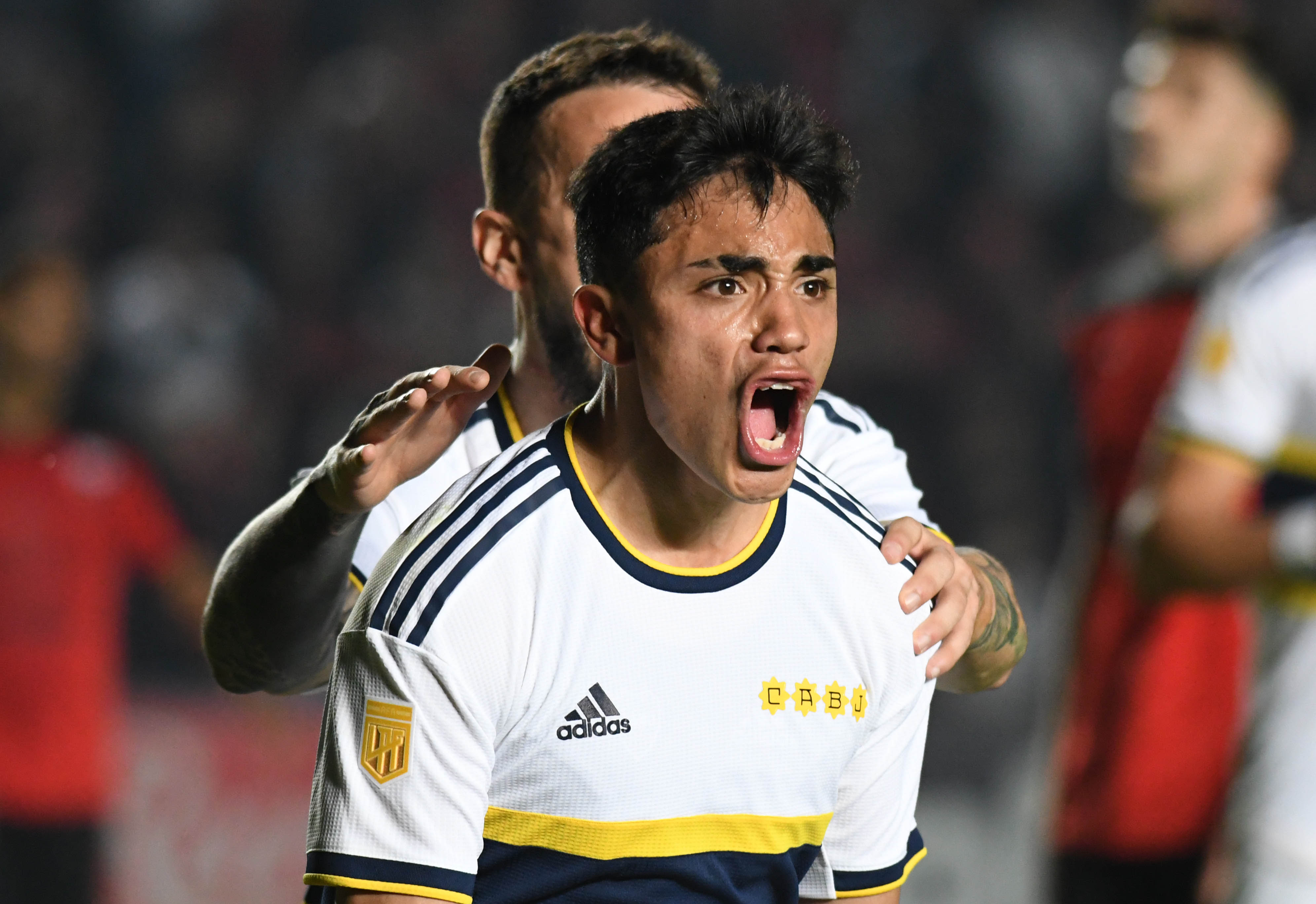 Luca Langoni celebra su gol con el que Boca le ganó 2-1 a Colón en Santa Fe (Fotobaires)