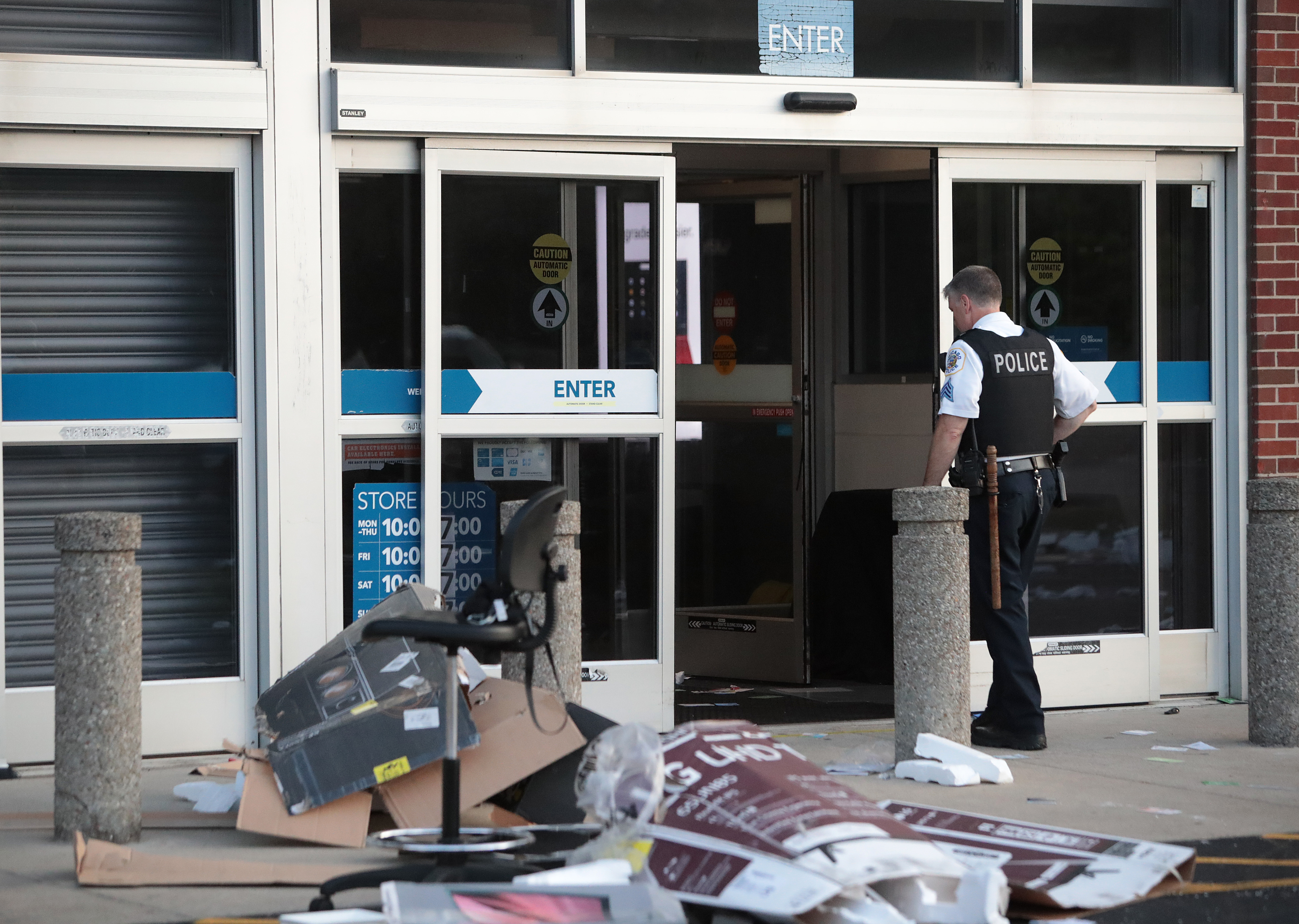 Un policía ingresa a una tienda Best Buy