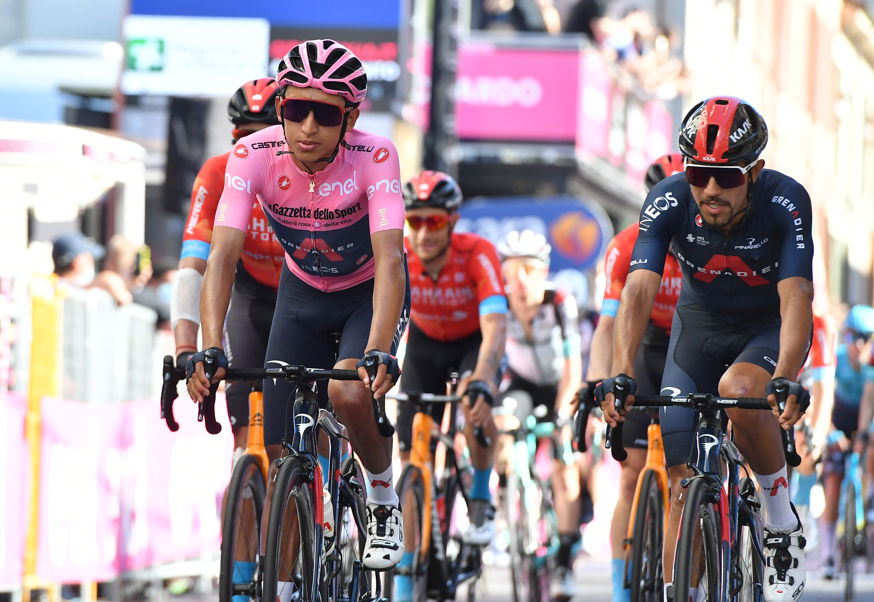 Egan Bernal volverá a estar acompañado por Daniel Martínez, quien lo ayudó a ganar el Giro de Italia 2021. REUTERS/Jennifer Lorenzini
