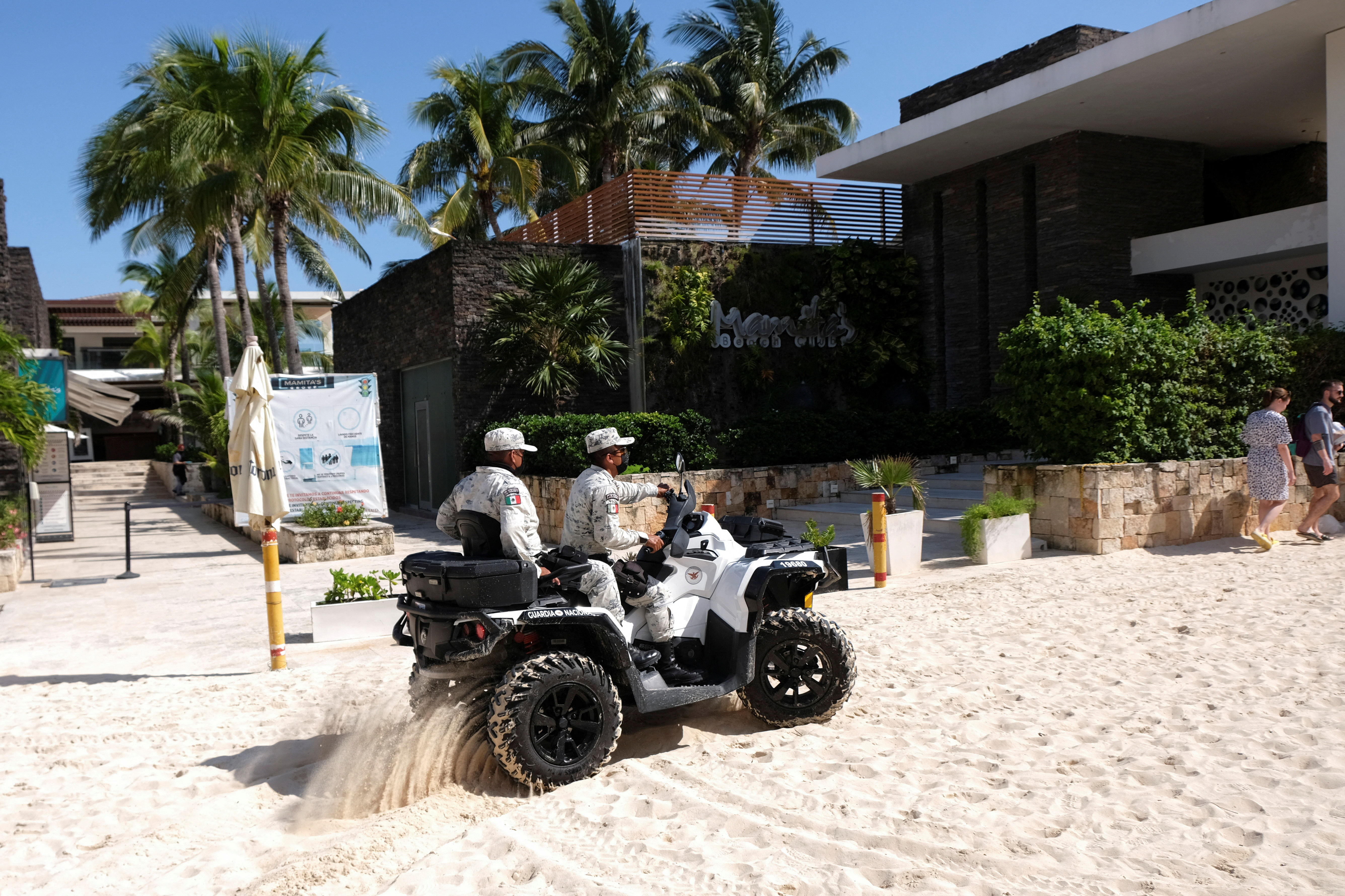 Tras la ejecución de Mazzoni se reportó una movilización de las autoridades, quienes resguardaron el club de playa Mamita's Beach Members  (Foto: REUTERS/Paola Chiomante) 