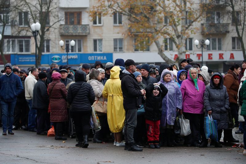 Foto de archiva: Ucranianos esperan la ayuda alimentaria tras la retirada de Rusia de Kherson el 17 de noviembre de 2022 (REUTERS/Murad Sezer)
