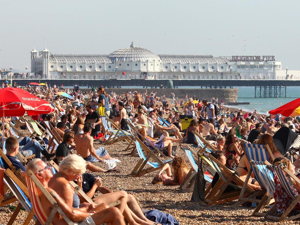 A onda de calor leva os britânicos a deixar as cidades e buscar mais perto do mar.  Os meteorologistas dizem que o país não está preparado para 40 graus.