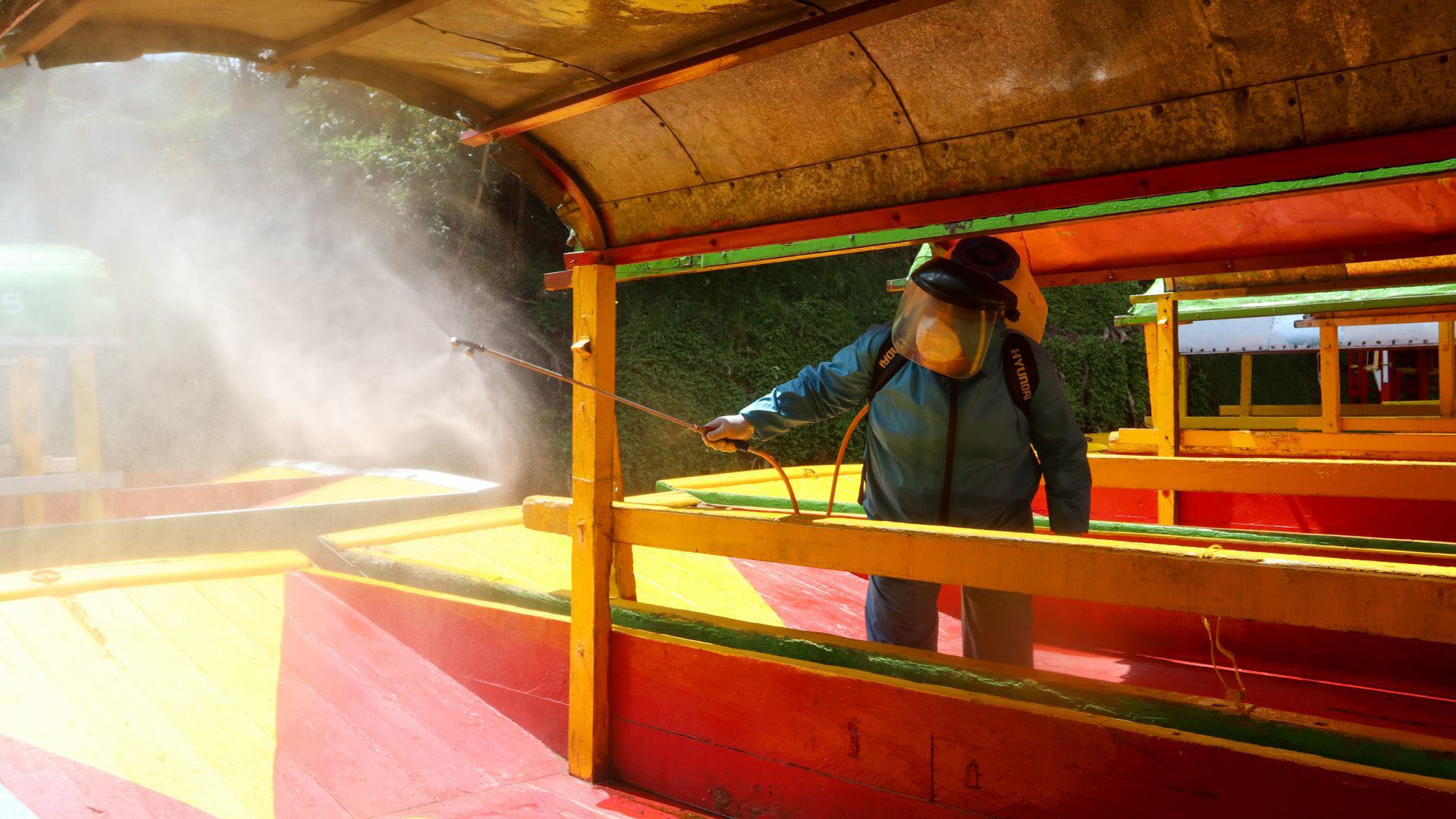 Previo a la reapertura trabajadores de la alcaldía Xochimilco desinfectaron las trajineras del Embarcadero Nativitas (Foto: Cuartoscuro)