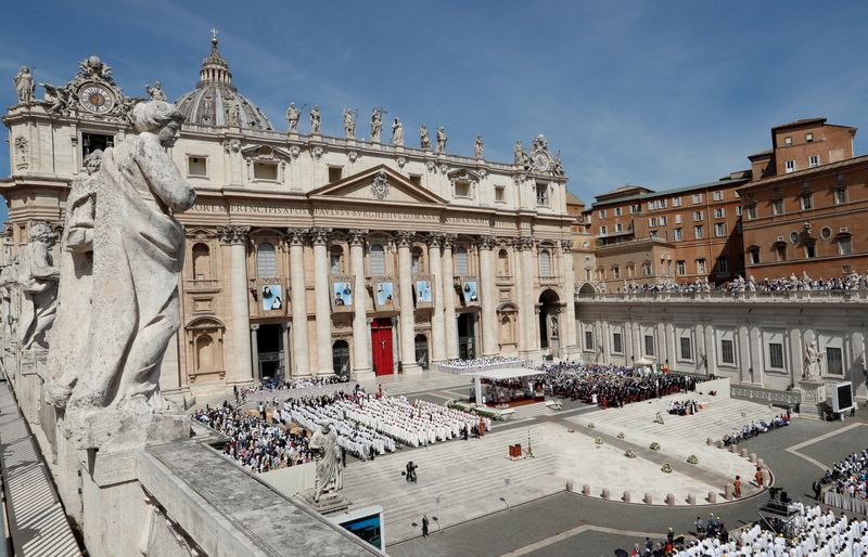 El Papa Francisco dirige una Santa Misa en la Plaza de San Pedro mientras canoniza a diez nuevos santos en el Vaticano, el 15 de mayo de 2022. (archivo)