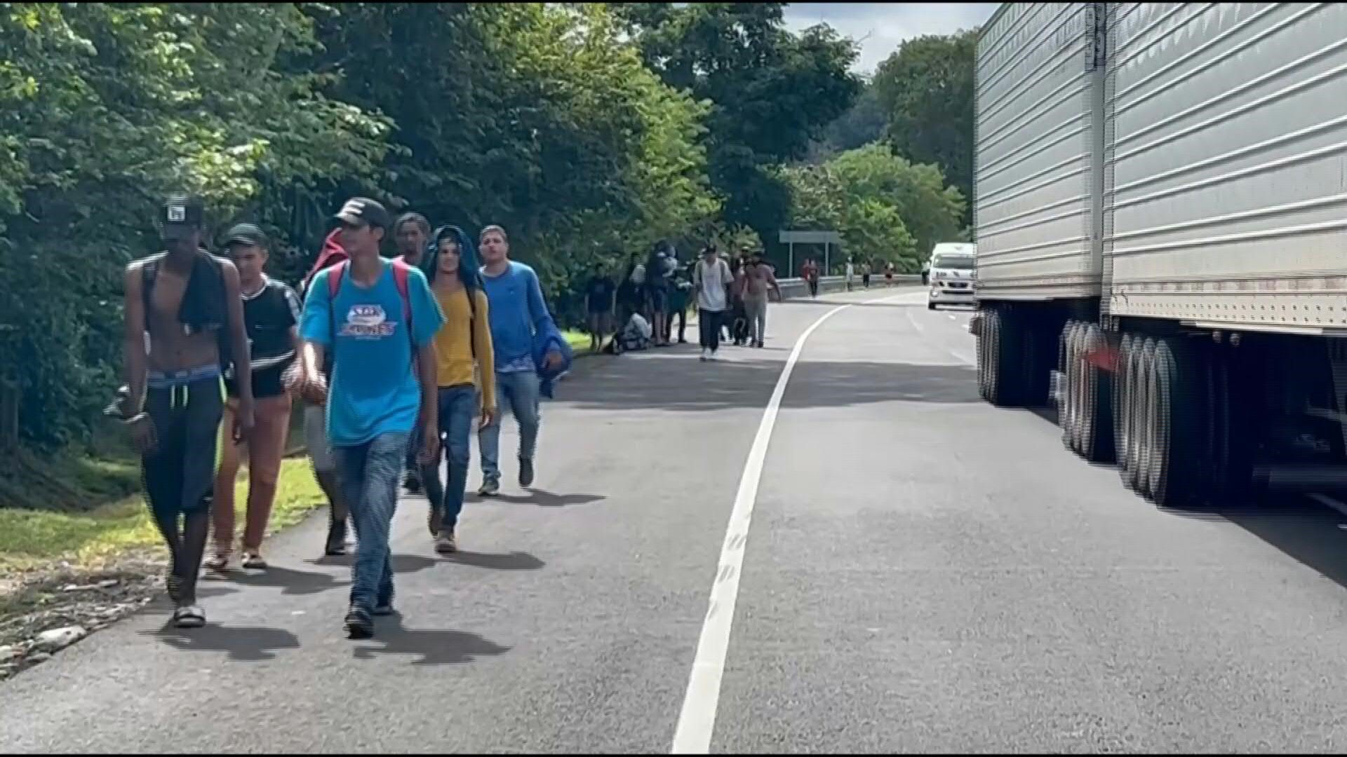 Venezolanos que insisten en ingresar a Estados Unidos pese a nuevas políticas migratorias que los restringen continuaron el viernes su camino por México hacia el norte, denunciando medidas que consideran "injustas" tras el duro éxodo desde su país.