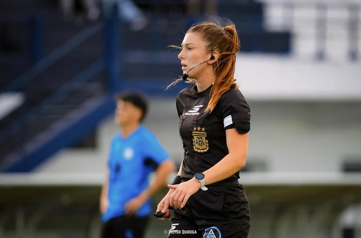 Ariadna Palacios debut&oacute; como &aacute;rbitra principal en la Primera B Metropolitana y marc&oacute; un nuevo hito en el f&uacute;tbol argentino
