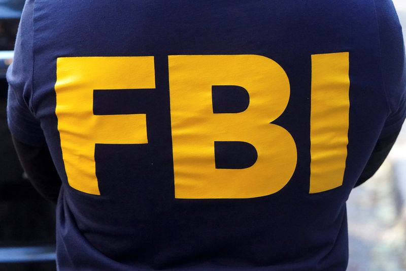 Foto de archivo. El logotipo del FBI en la chaqueta de un agente durante una redada en el distrito de Manhattan de la ciudad de Nueva York, Estados Unidos, 19 de octubre, 2021. REUTERS/Carlo Allegri/Archivo