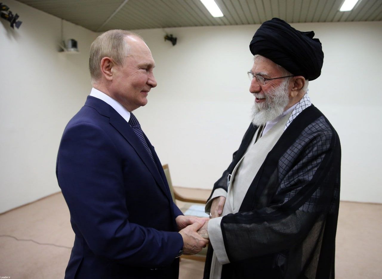 Vladimir Putin recibió la bendición del Líder Supremo iraní, Ali Khamenei, para su aventura militar en Ucrania. (Kremlin Pool/ Reuters)