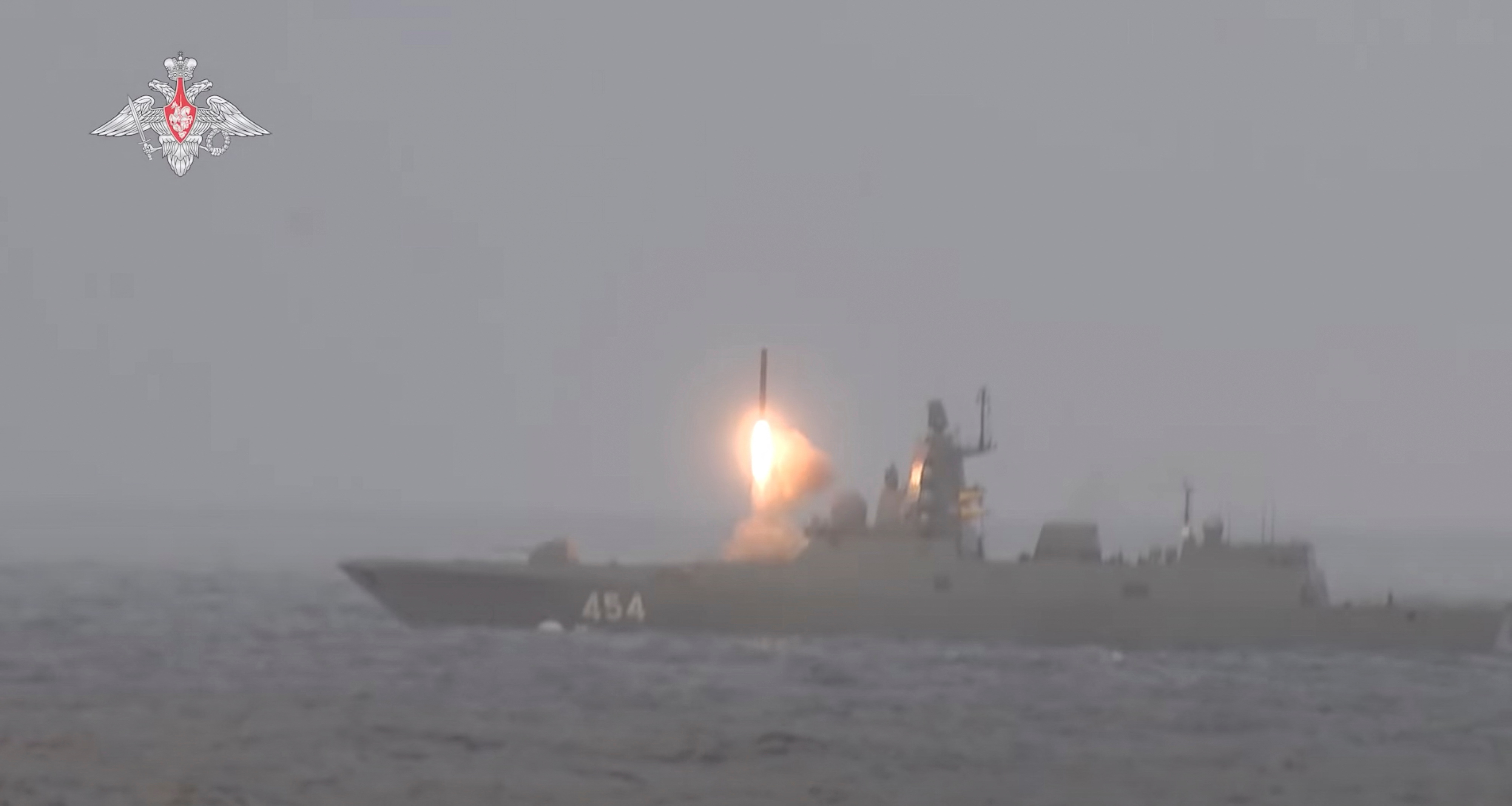 FOTO DE ARCHIVO: La fragata rusa de misiles guiados Almirante Gorshkov dispara el misil hipersónico Tsirkon durante los ejercicios de las fuerzas nucleares en un lugar desconocido, en esta imagen fija tomada de un vídeo publicado el 19 de febrero de 2022 (REUTERS)