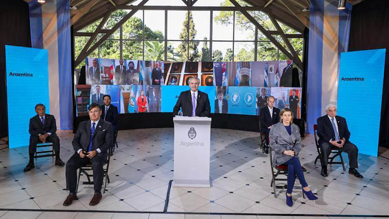 Miguel Acevedo (presidente de la Unión Industrial Argentina), Carolina Castro (UIA), Héctor Daer (secretario general de la CGT), Adelmo Gabbi ( titular de Bolsa de Comercio), Eduardo Eurnekian (Cámara Argentina de Comercio y Servicios), Javier Bolzico (Asociación de Bancos Argentinos), Nestor Szczech (Cámara Argentina de la Construcción) y Daniel Pelegrina (Sociedad Rural Argentina) estuvieron en el escenario con el Presidente